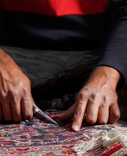 رفو گری قالی در قالیشویی احمدآباد مشهد